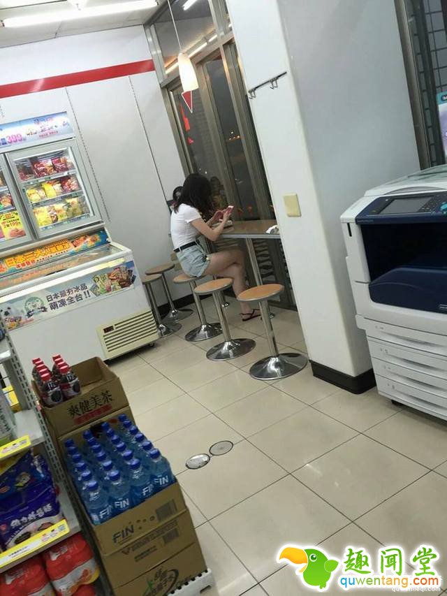 網友夜晚去便利商店看到正妹想拍照，沒想到就拍到了靈異鬼臉自己整個嚇壞。直到正妹站起來...