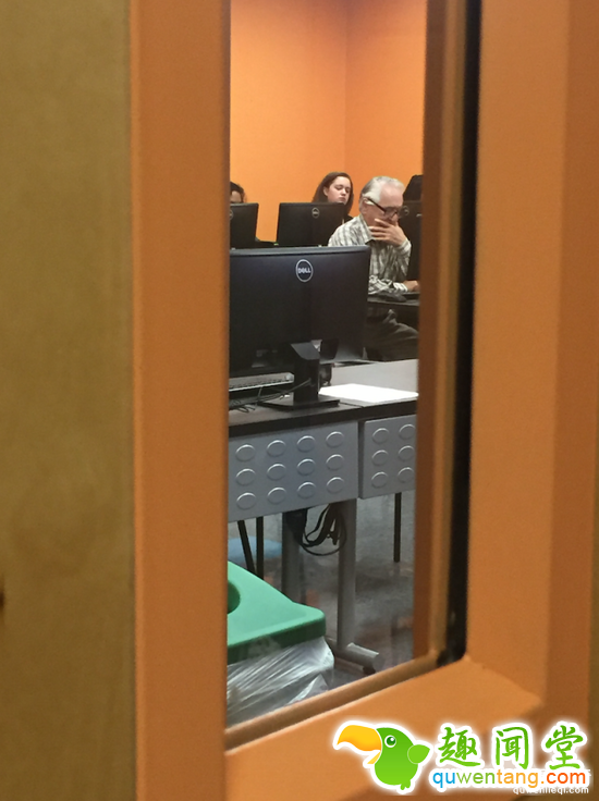 18岁少女和82岁爷爷一起上大学，成为学长学妹