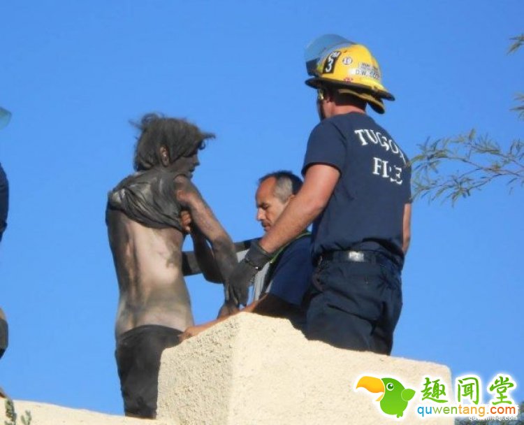 英国一哥们忘带钥匙决定从烟囱爬进去，于是悲剧了