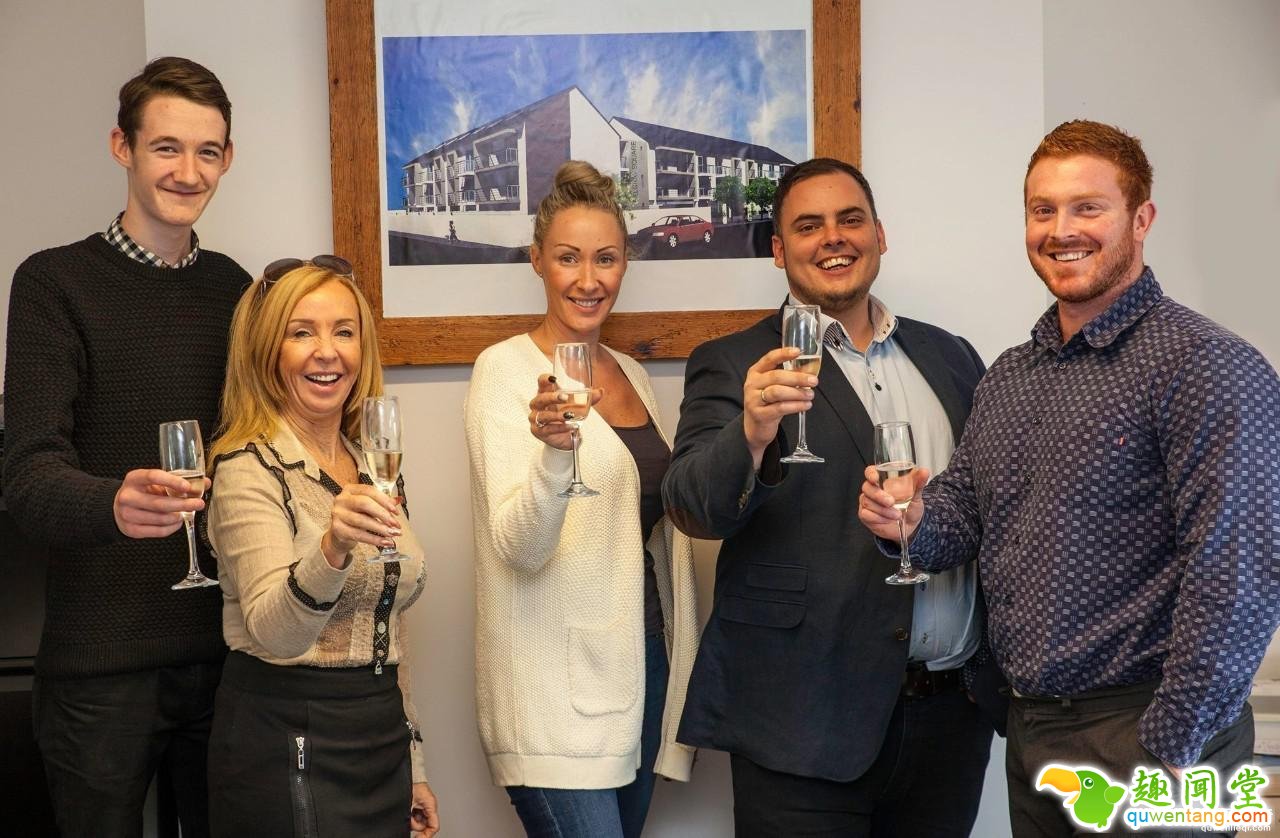 离婚后，她带着女儿从屌丝妈妈逆袭成千万富翁