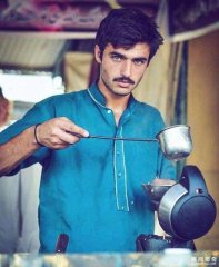 真的可以靠脸吃饭！路边卖茶小哥因长得帅