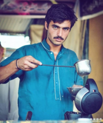 完美！18岁小伙卖奶茶被旅游的摄影师发现