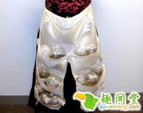 澳洲一女子过安检时下体传来「水的响声」安检员当场掀开她的裙子，竟看到「不该看到的东西」