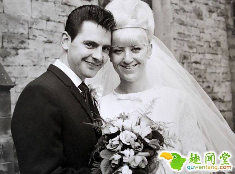 穿上60年前的婚纱照样美，这对金婚老人文艺又时髦！