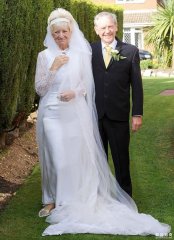穿上60年前的婚纱照样美，这对金婚老人文