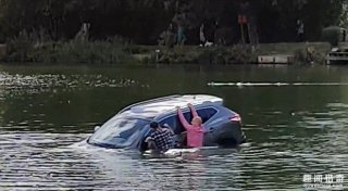 赞！七旬老人开车坠湖，命悬一线时被路人