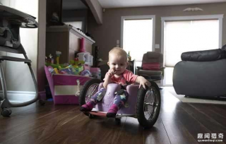 小女孩刚出生不久下身全瘫痪，但父母的举