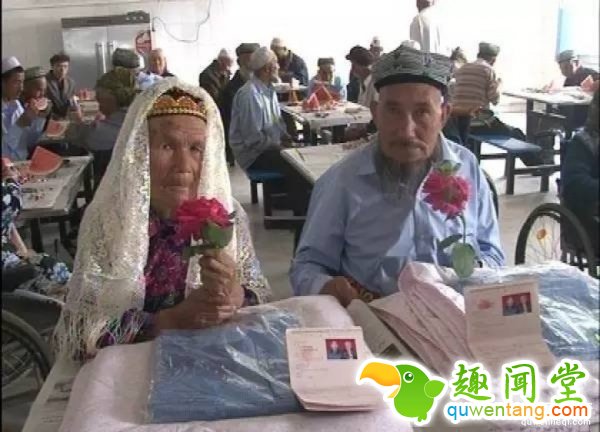 71岁爷爷不顾女儿反对娶「114岁老奶奶」为妻！没想到他坚持这么做的原因是....看了超温暖！