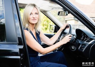 女子驾照考了31年，教练含泪恳求别学开车