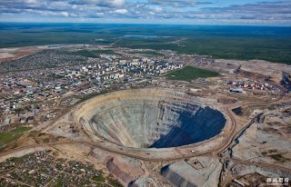 实拍俄远东庞大钻石矿坑，可产生涡旋吸入