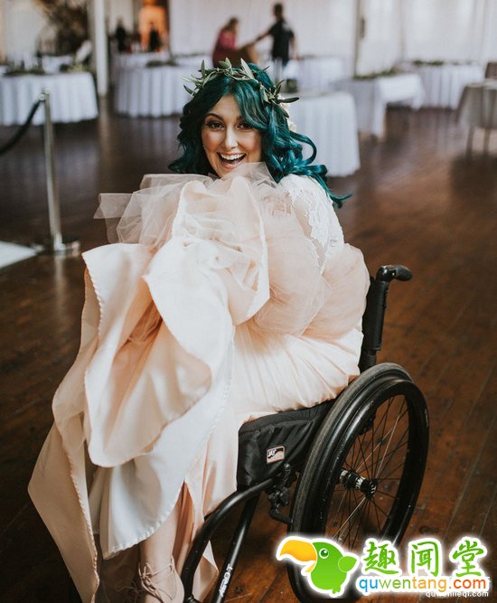 瘫痪新娘婚礼现场突然站起与新郎共舞，惊呆众人