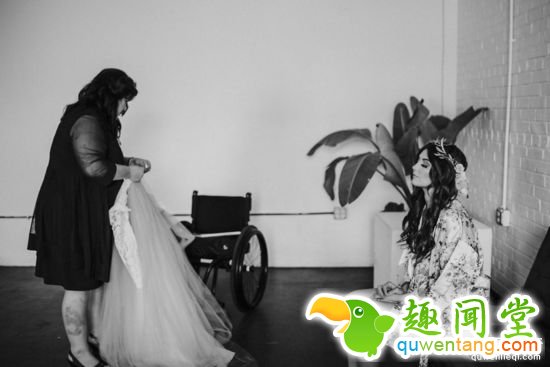 瘫痪新娘婚礼现场突然站起与新郎共舞，惊呆众人