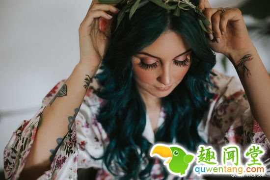 瘫痪新娘婚礼现场突然站起与新郎共舞，惊呆众人