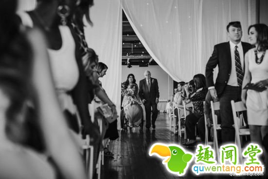 瘫痪新娘婚礼现场突然站起与新郎共舞，惊呆众人