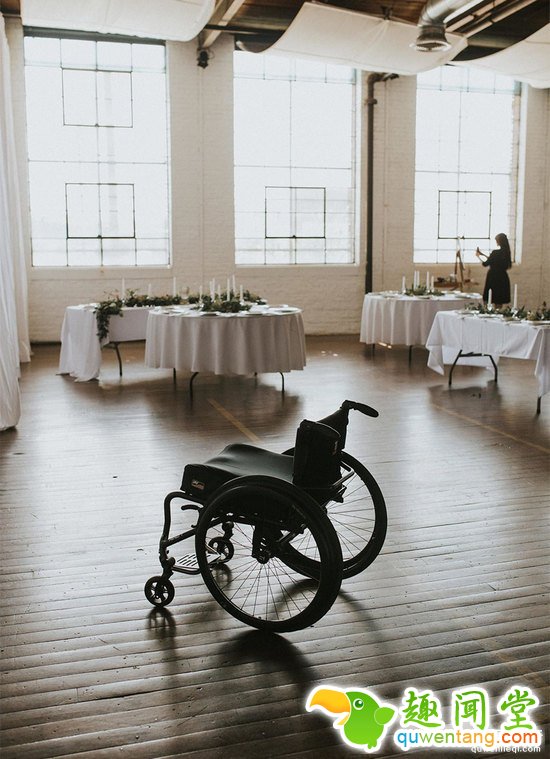 瘫痪新娘婚礼现场突然站起与新郎共舞，惊呆众人