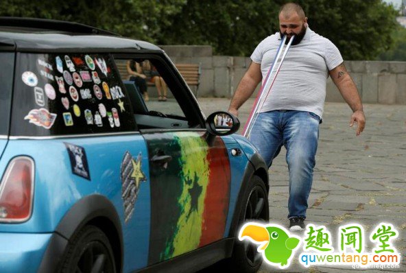 22岁大力士用牙齿咬着绳子拖动4辆汽车！ 第1张图片