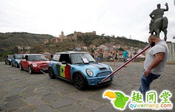 22岁大力士用牙齿咬着绳子拖动4辆汽车！ 第3张图片