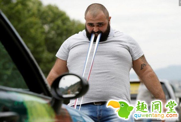 22岁大力士用牙齿咬着绳子拖动4辆汽车！ 第4张图片