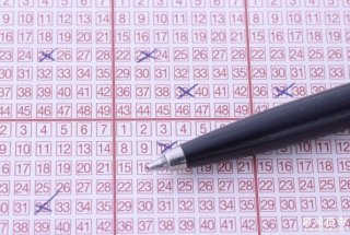 男子买彩票被人插队，没想到竟中百万大奖