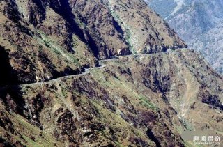 这个小国老人有多爱中国：为中国烈士守墓