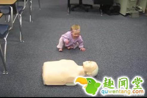 妈妈突发奇想将一个假人放在宝宝面前，没想到她却做出这种“超龄举动”.....妈妈忍不住失声尖叫！