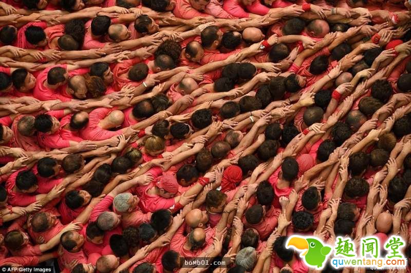 这就是西班牙两年一度的「最猛人体叠罗汉比赛」，当看到最高的队伍你肯定会觉得这个民族真的太狂了！