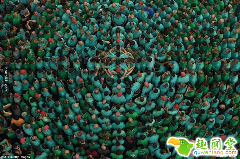 这就是西班牙两年一度的「最猛人体叠罗汉比赛」，当看到最高的队伍你肯定会觉得这个民族真的太狂了！