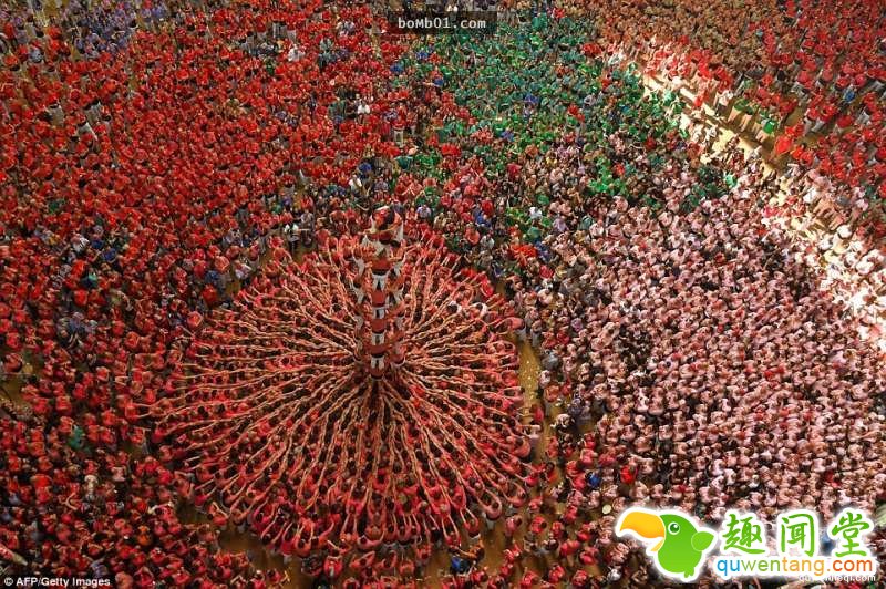 这就是西班牙两年一度的「最猛人体叠罗汉比赛」，当看到最高的队伍你肯定会觉得这个民族真的太狂了！