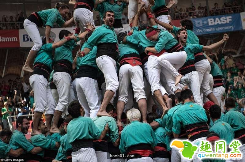 这就是西班牙两年一度的「最猛人体叠罗汉比赛」，当看到最高的队伍你肯定会觉得这个民族真的太狂了！