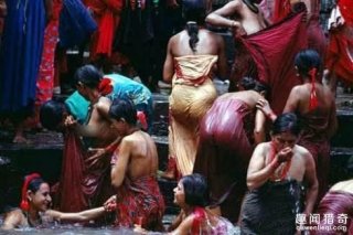 太恶心！印度恒河当众洗澡：能在此洗一次