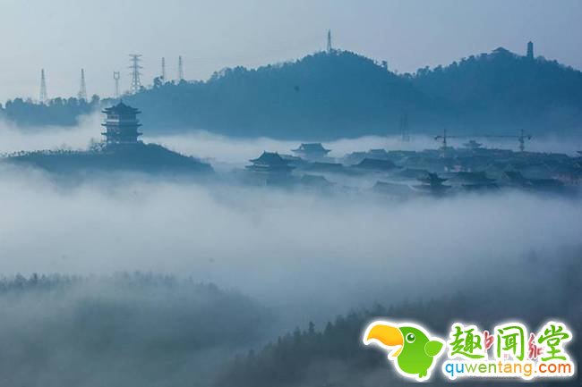 近期该县持续降温，突遇晴朗天气，导致蒸发量大，水面温度上升缓慢，上下冷暖气流交汇，从而形成平流雾。通讯员 欧阳常海 摄