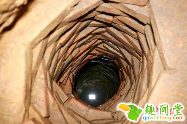 近日，河南巩义市米河镇拆迁工作组同志在丈量农民宅基时，在山上一户偏僻的农家发现有一口斜井，这是一口人工在地下开挖的100多米深斜型井洞。