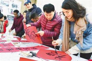 留学生写春联感受传统文化