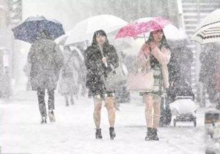 女生-40℃挑战短裙出行 大腿被冻伤出现红