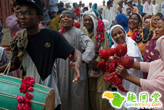 央视网消息：当地时间2018年3月4日，巴基斯坦卡拉奇郊区，巴基斯坦Sheedi族人聚集在Saint Khawaja Hasan圣地，庆祝鳄鱼节。Sheedi族人每年都会庆祝鳄鱼节，向鳄鱼表达敬意，他们认为鳄鱼拥有着一种神秘的力量。 视觉中国