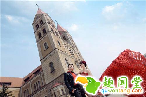 缘分！夫妻相识8年结婚5年 18年前竟在异地合过影