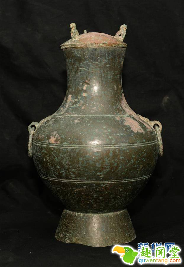 西咸新区空港新城岩村秦人墓葬发掘中发现的盛放古酒的铜壶（3月16日摄）。秦人爱饮酒？2000多年前古人饮用的酒是什么样的？近日，陕西省考古研究院公布了西咸新区空港新城岩村秦人墓葬的发掘结果。这批平民墓葬的时间集中在战国晚期到秦代，尽管多次被盗扰，依然出土了不同材质的文物约260余件，其中引人瞩目的是在一件密封较好的铜壶里，发现了距今2000多年的古酒。新华社记者 李一博 摄