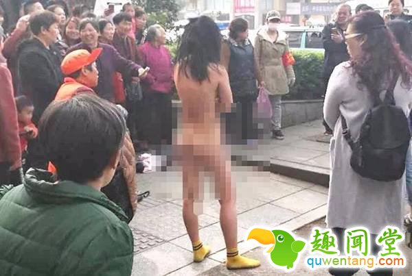 女贼失手被过路男子抓住 为逃跑脱光衣服一丝不挂