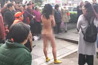 辣眼睛！女贼失手被过路男子抓住 为逃跑