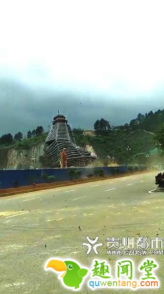 4月5日下午，贵州省凯里市出现强对流天气，部分地区出现了9级风，并伴有雷电、冰雹及短时强降雨?？锸衅缶址直鹩?4时、15时发布了雷电黄色预警信号、冰雹橙色预警信号。来源：贵州都市报 贵阳晚报