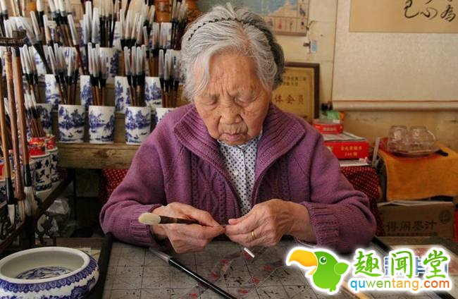 选材、配料、纳管、修毛、刻字……随着年龄的增长，繁杂的毛笔制作工序对桂焕兰而言越来越吃力，好在4个儿子退休后也都加入到笔庄中来，一家人齐心协力制作毛笔。尽管后辈们也是制作毛笔的一把好手，但桂焕兰仍然坚持每天都到店里来，“习惯了，除了过年那几天，天天都要来！”（新华网 念新洪 摄影报道）