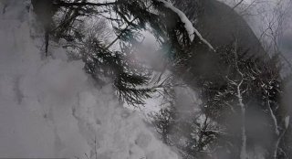 捷克男子滑雪遭遇雪崩 用安全气囊成功自