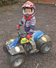 逆天！英四岁男童熟练驾驶挖掘机挖土